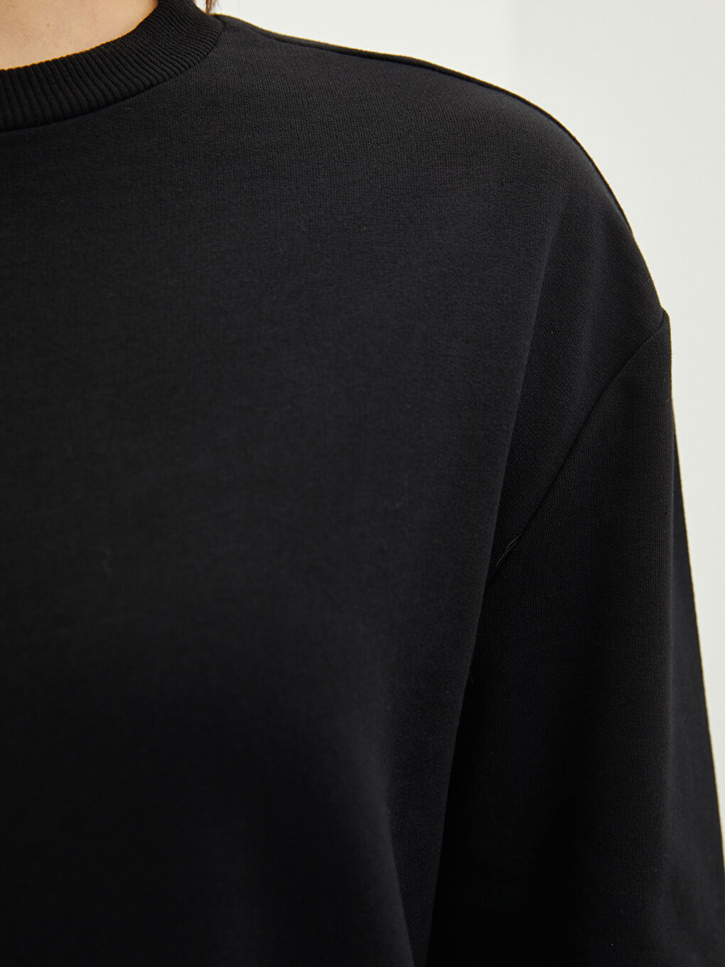 Žena CRNA haljina-4