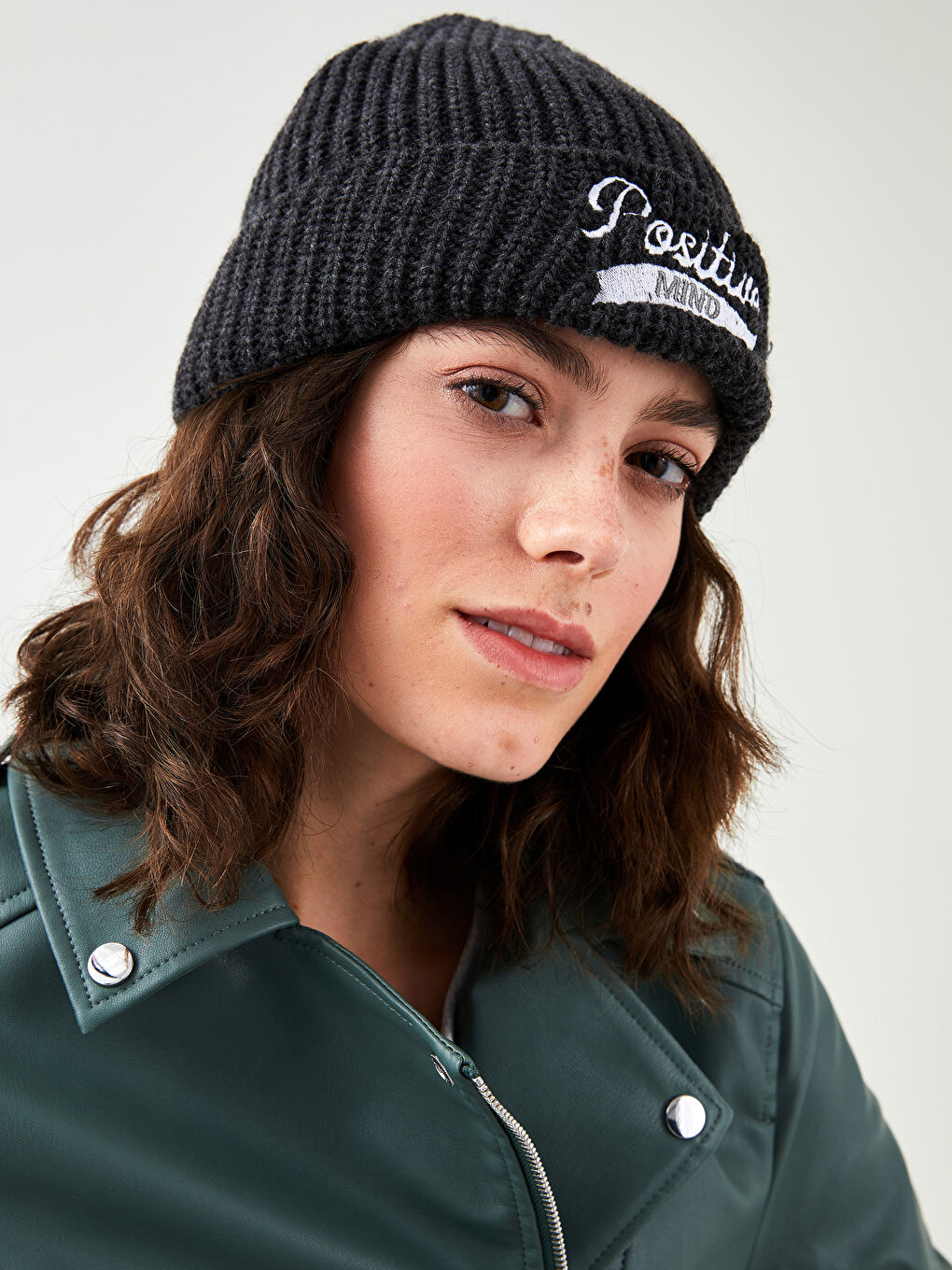 Antrasit Nakışlı Kadın Triko Bere-2