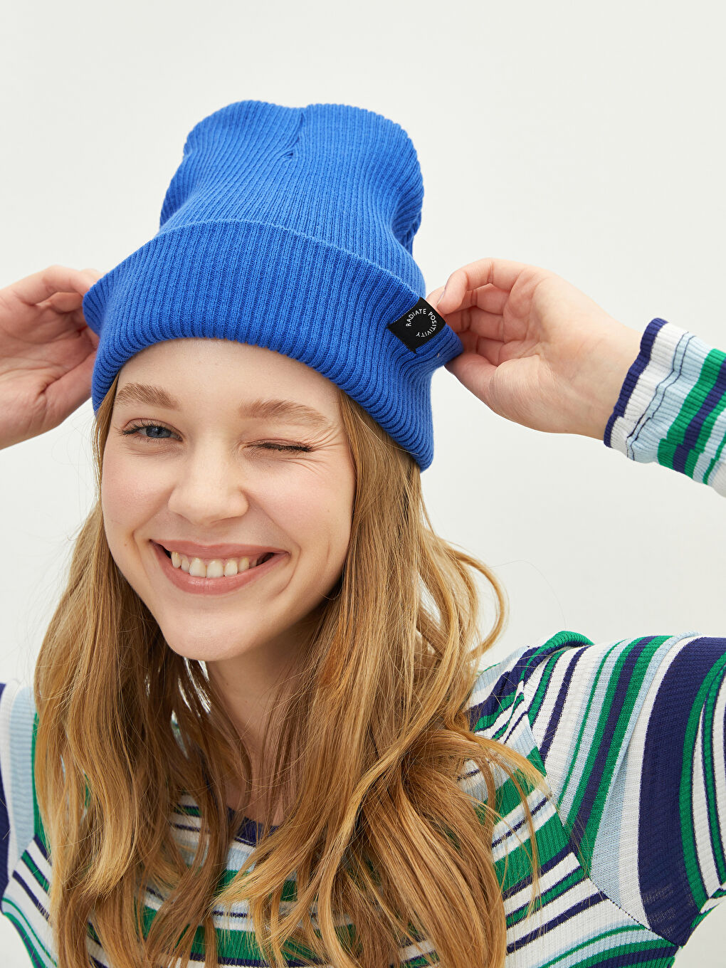 Mavi Etiket Detaylı Kadın Triko Bere