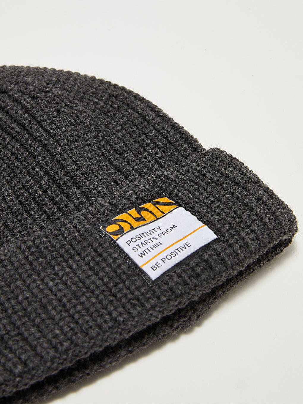 Antrasit Etiket Baskılı Kadın Triko Bere-4