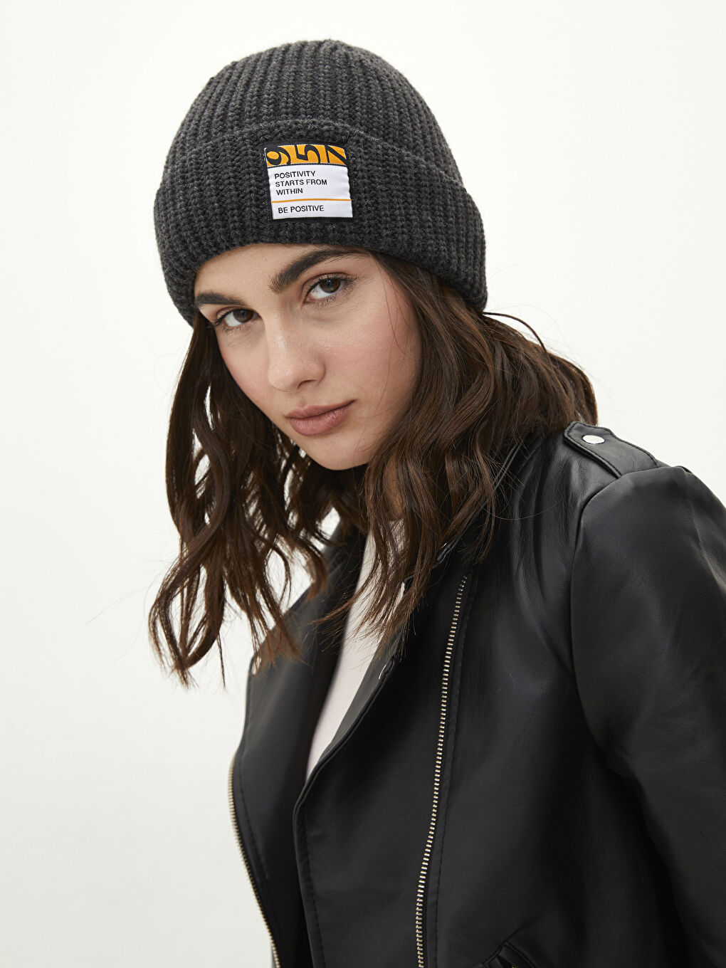 Antrasit Etiket Baskılı Kadın Triko Bere-1