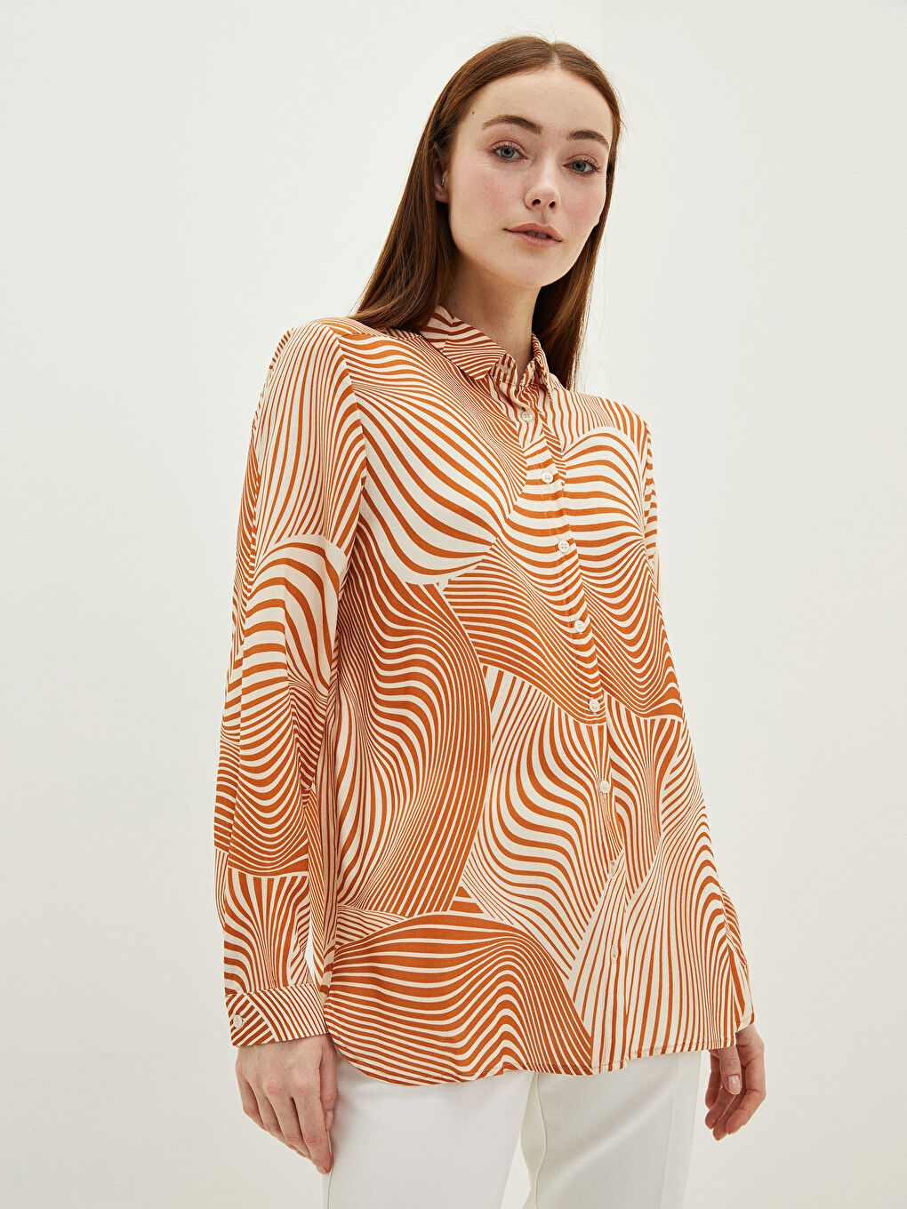 Bej Önden Düğme Kapamalı Desenli Uzun Kollu Viskon Kadın Gömlek-1