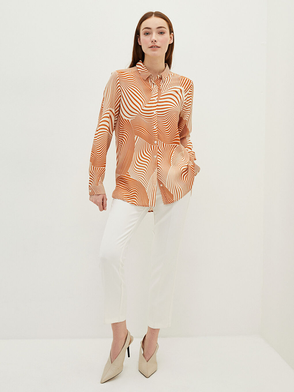 Bej Önden Düğme Kapamalı Desenli Uzun Kollu Viskon Kadın Gömlek-3