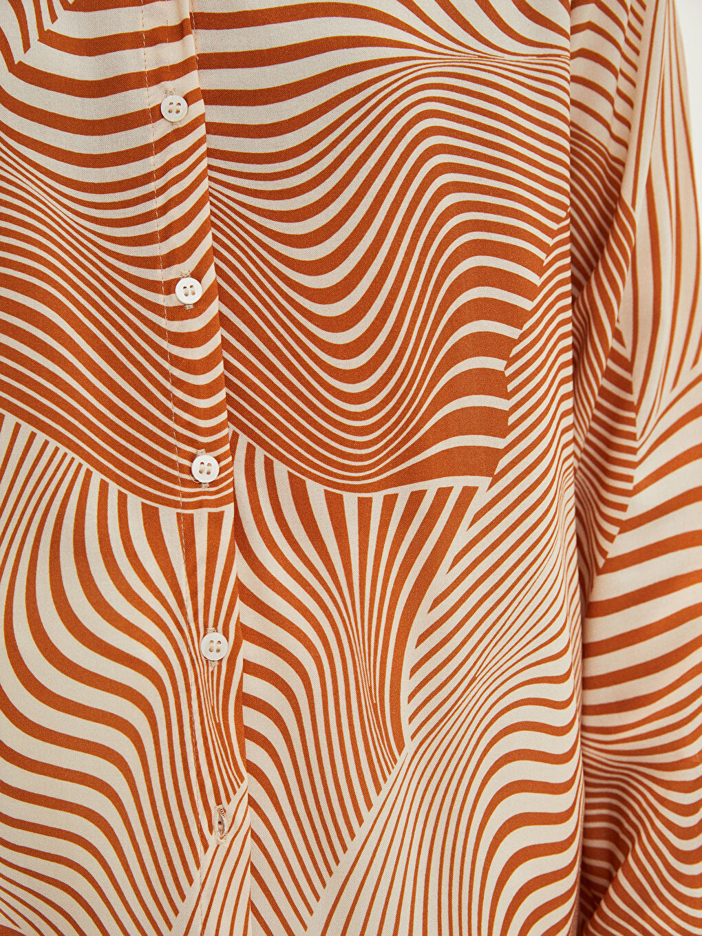 Bej Önden Düğme Kapamalı Desenli Uzun Kollu Viskon Kadın Gömlek-4