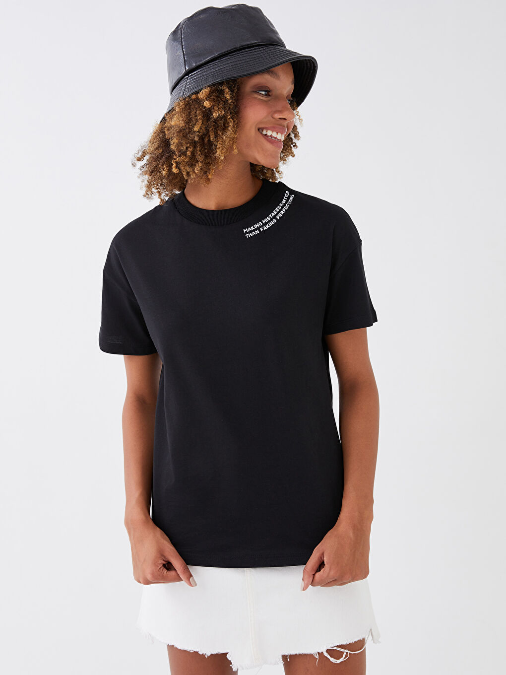 Siyah Bisiklet Yaka Baskılı Kısa Kollu Kadın Tişört