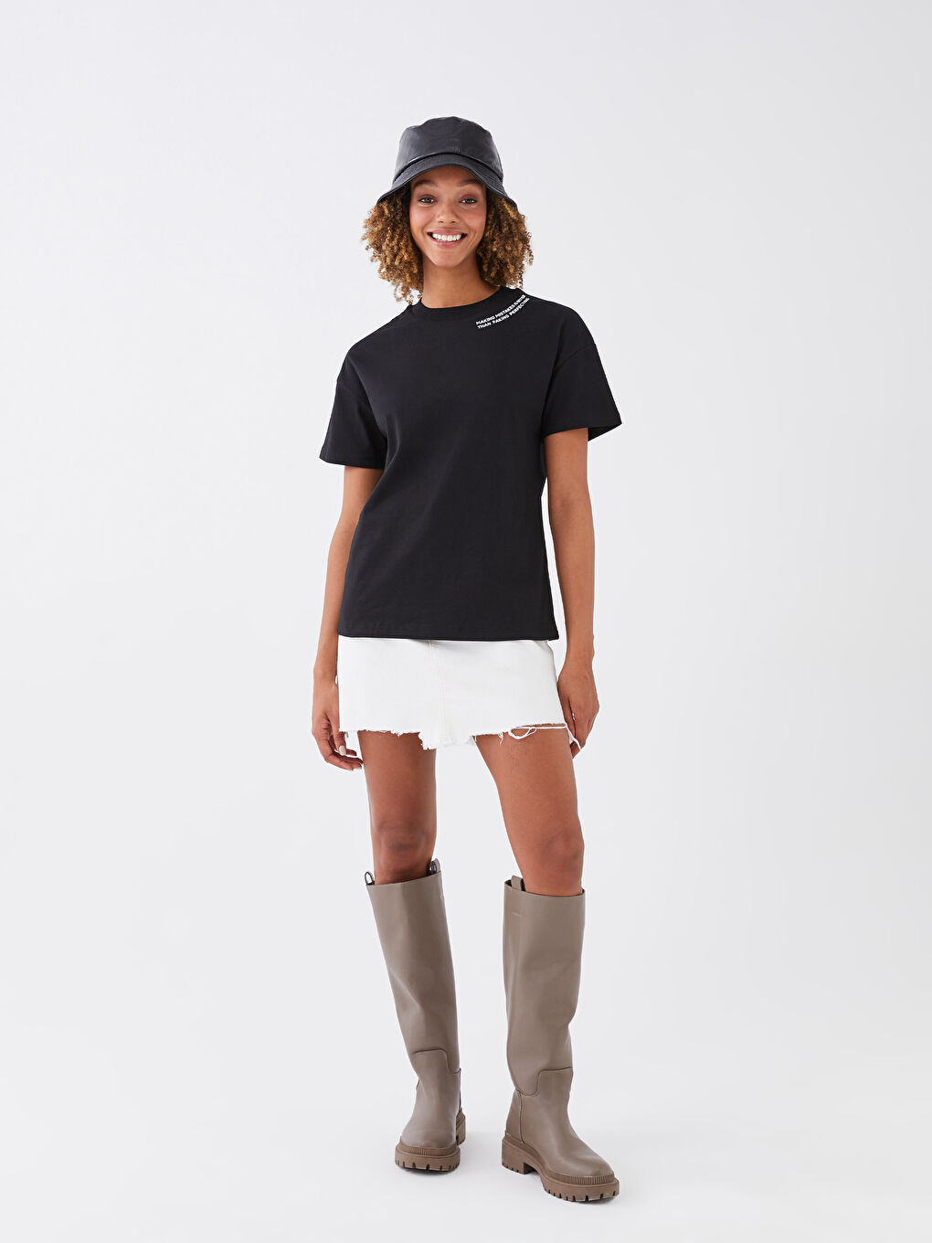 Siyah Bisiklet Yaka Baskılı Kısa Kollu Kadın Tişört-1