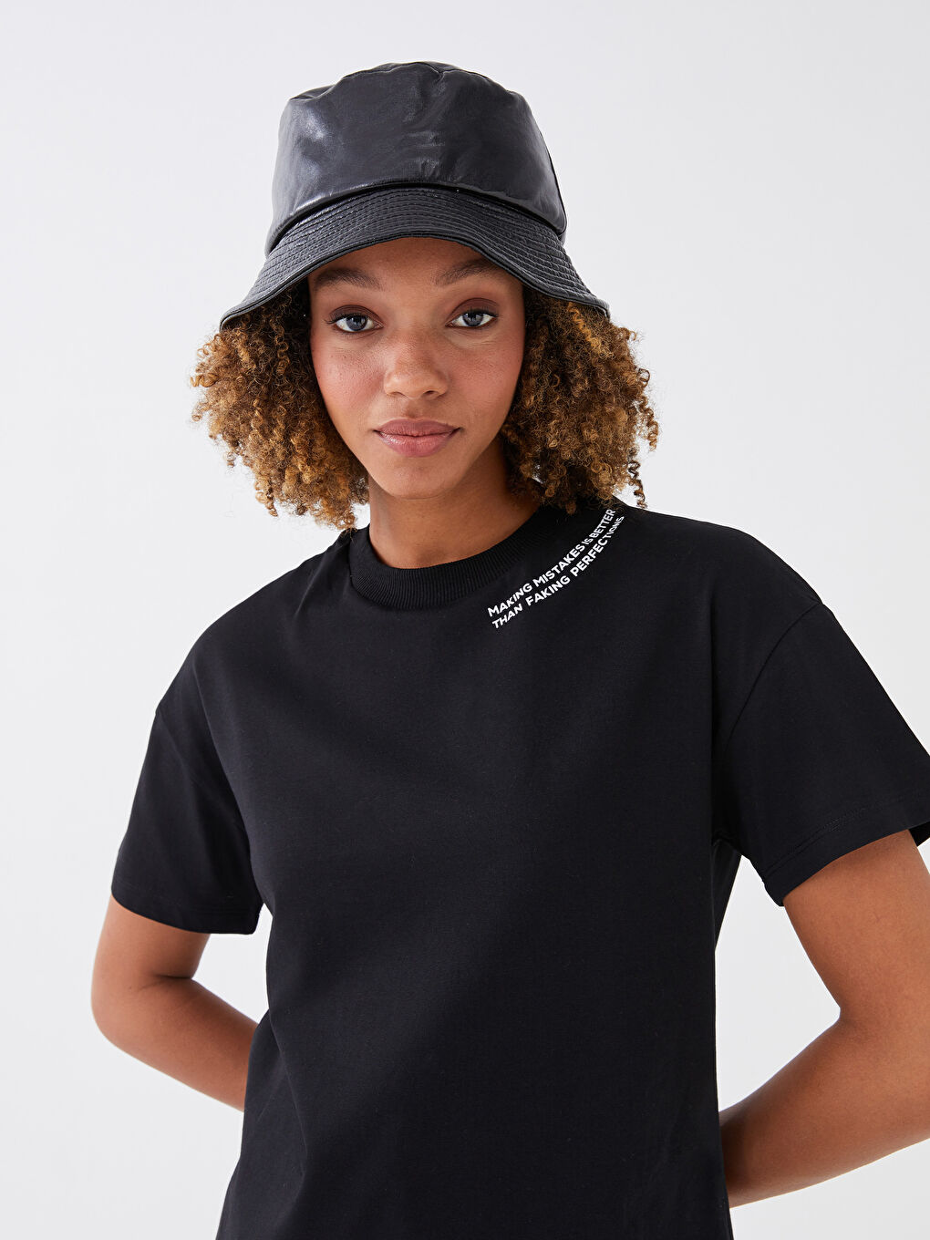 Siyah Bisiklet Yaka Baskılı Kısa Kollu Kadın Tişört-2