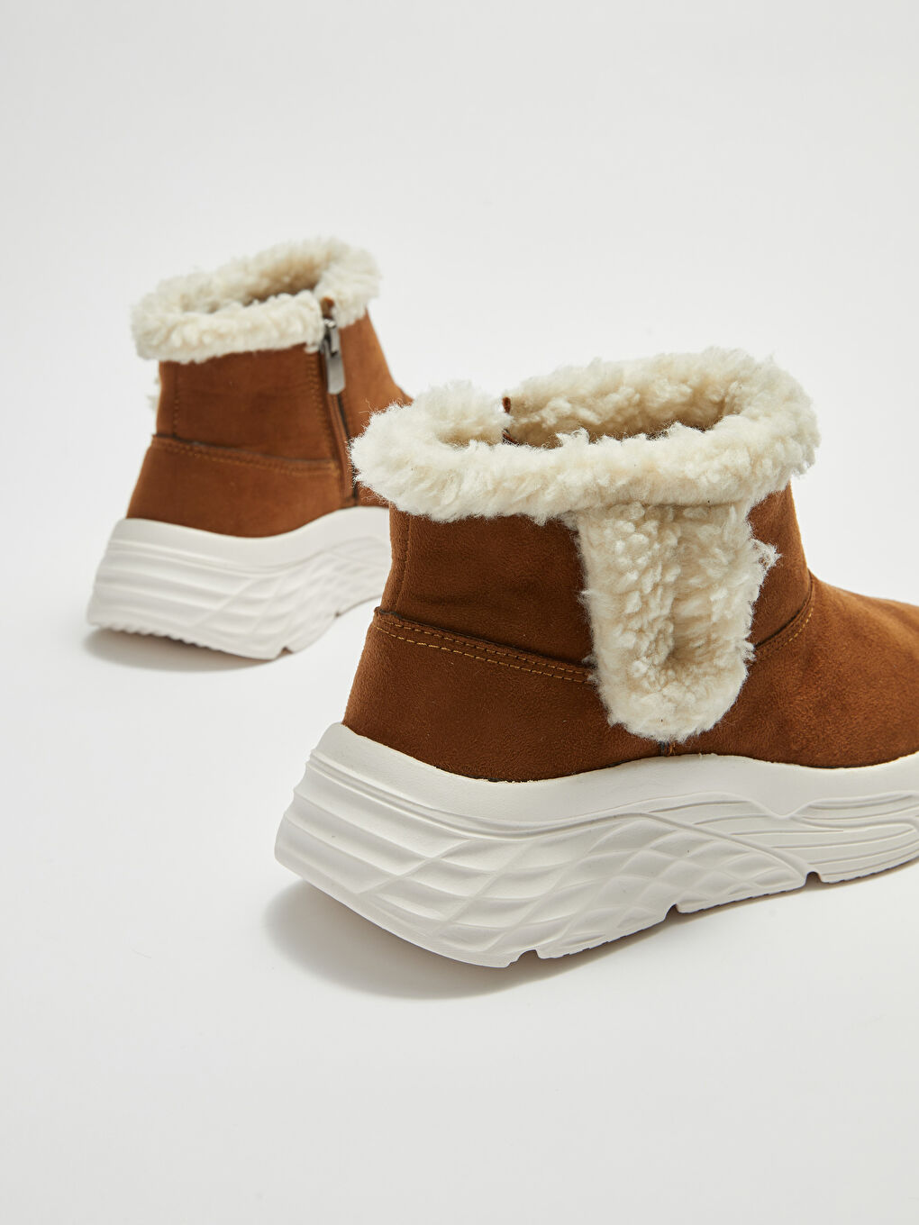 Kahverengi Kalın Tabanlı Pelüş Detaylı Kadın Bot-9