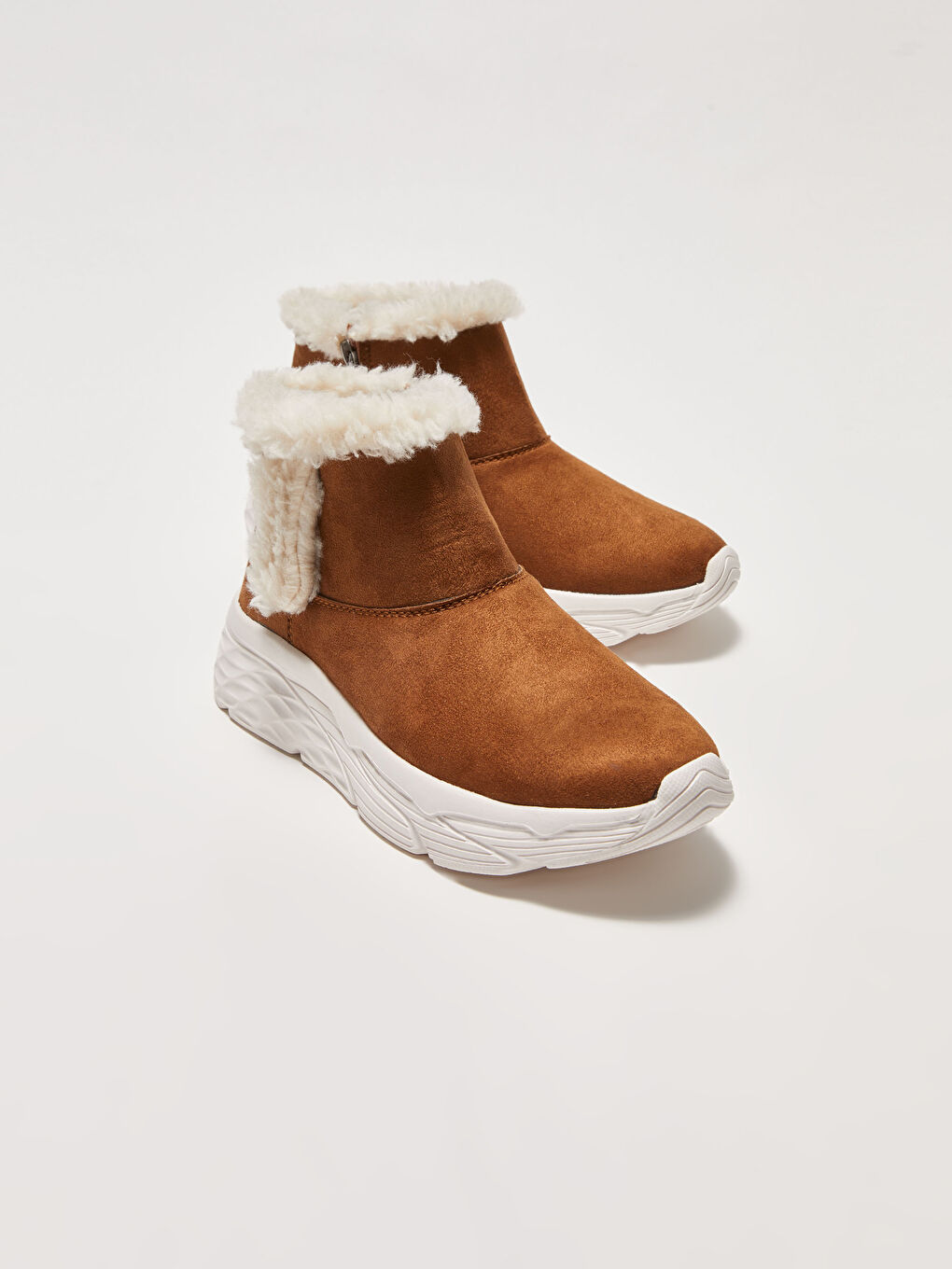 Kahverengi Kalın Tabanlı Pelüş Detaylı Kadın Bot-4