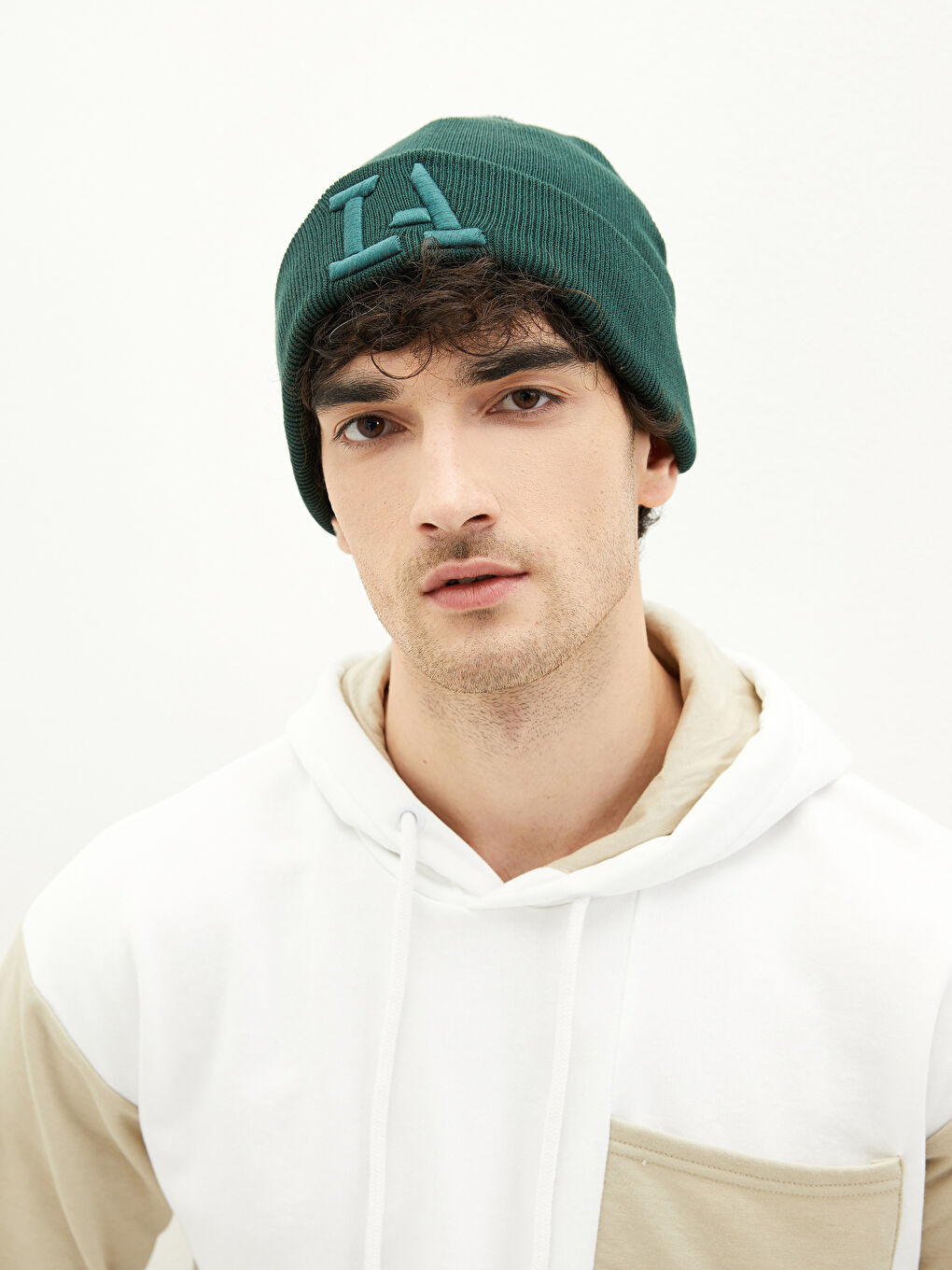 Yeşil Nakışlı Erkek Triko Bere