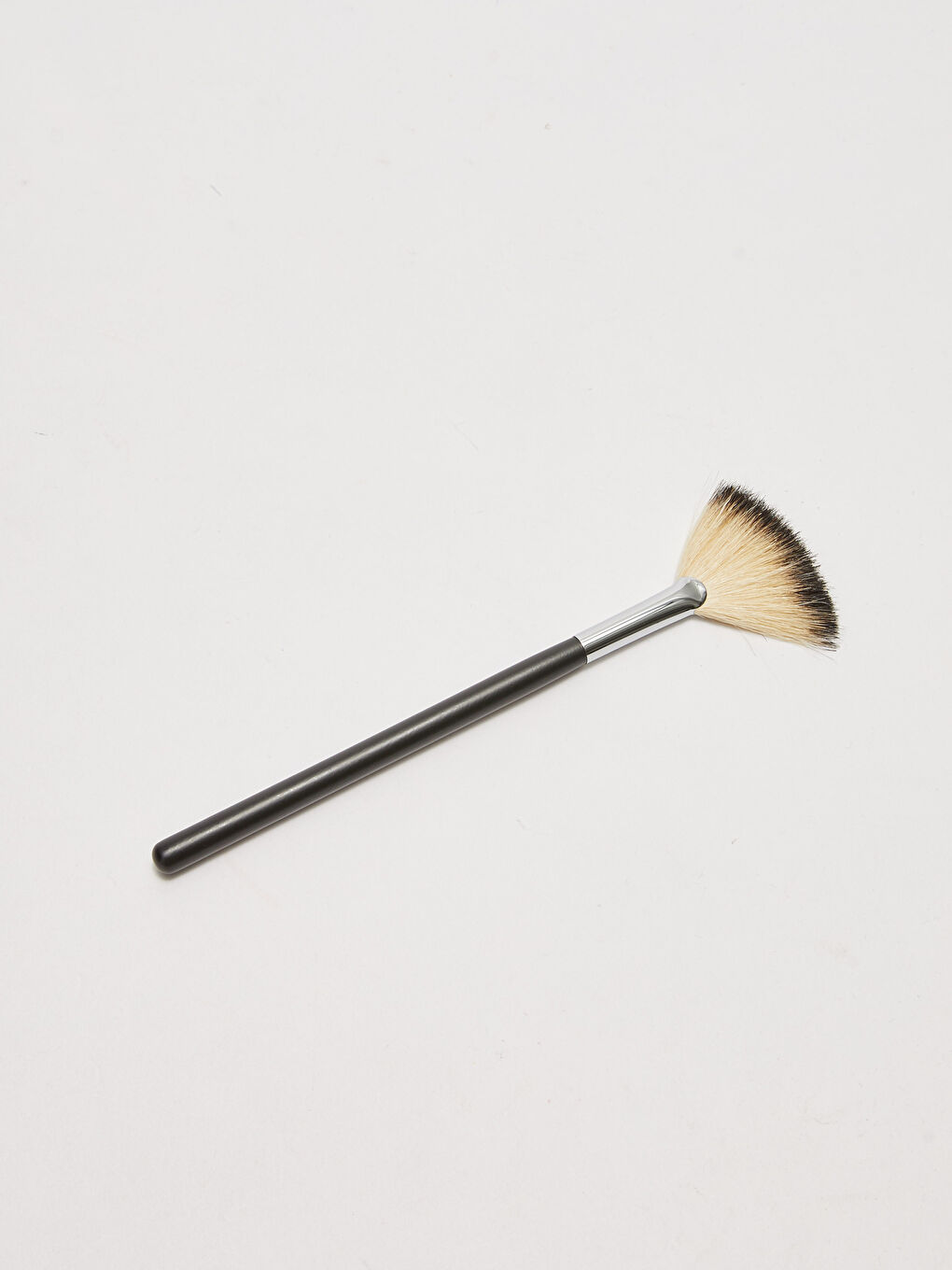 Lionesse Womens Fan Brush-2