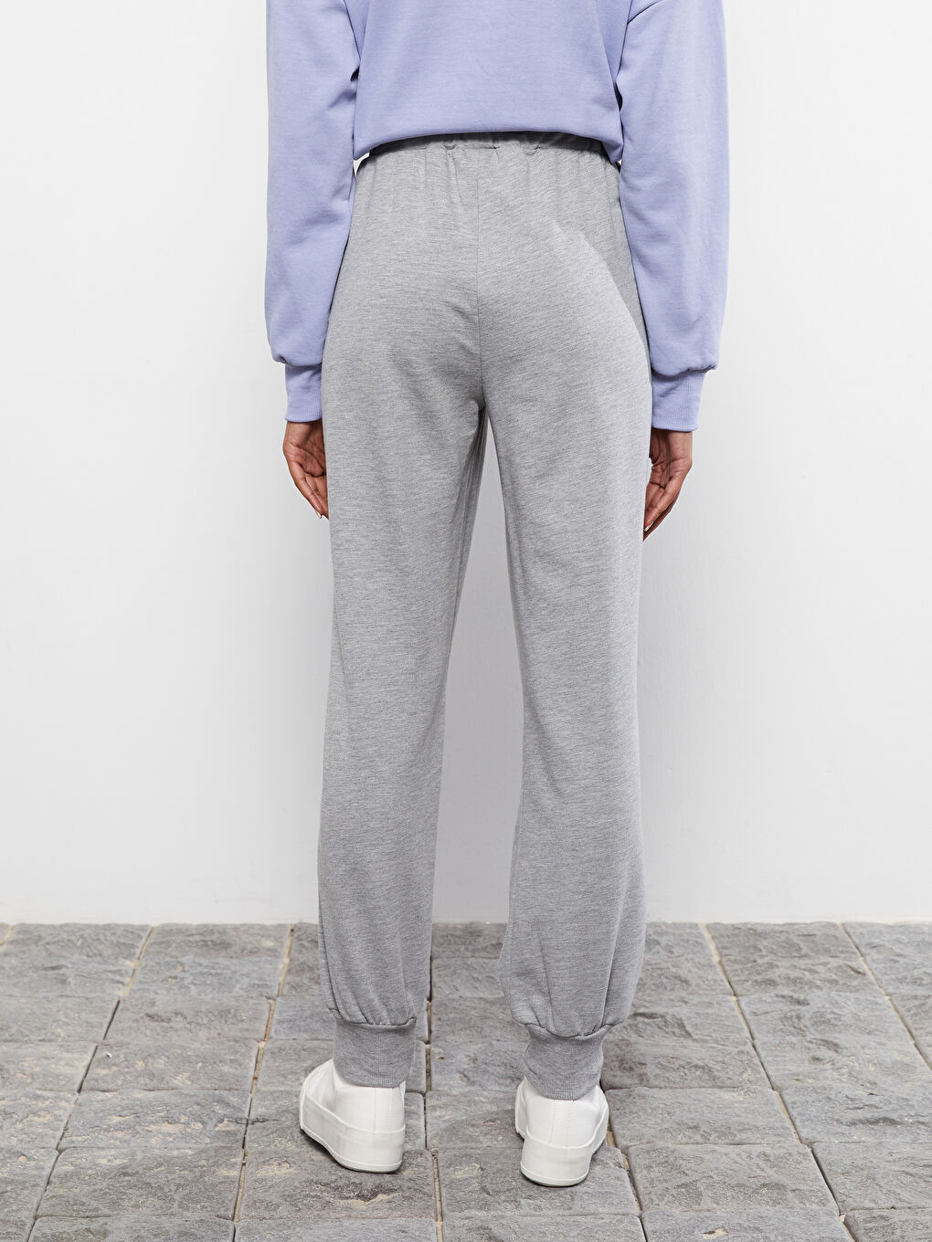 Pantaloni de Trening Jogger pentru Femei cu Talie Elastică, Regular și Buzunare Detaliate-4