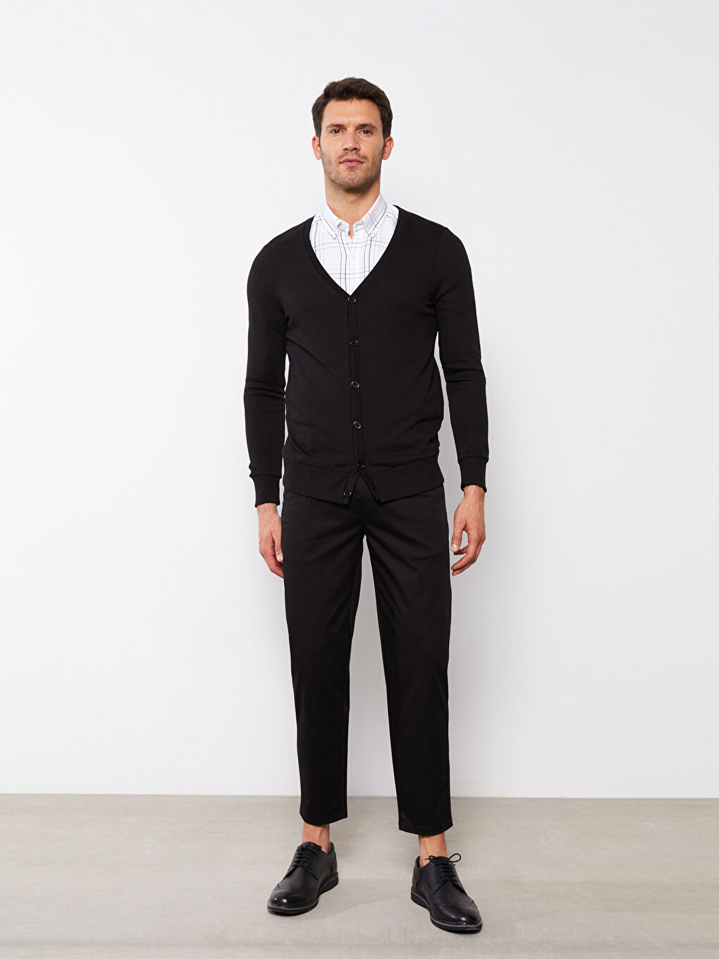 Siyah Standart Kalıp V Yaka Uzun Kollu Erkek Hırka-1