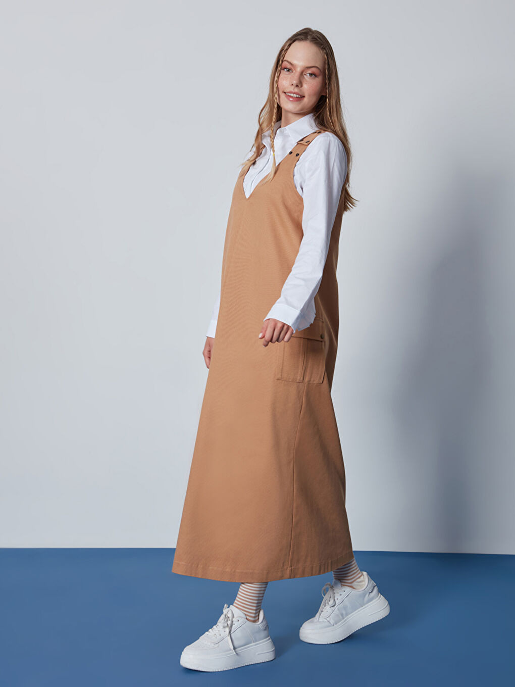 Kahverengi V Yaka Düz Cep Detaylı Kadın Jile Elbise-1