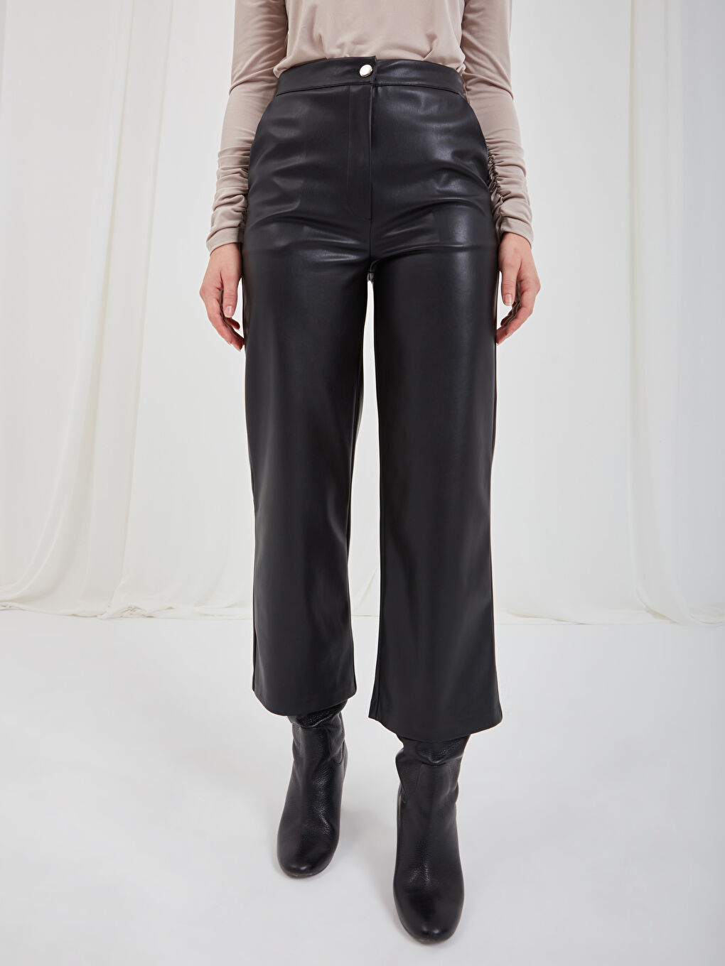 Siyah Standart Fit Cep Detaylı Geniş Paça Kadın Deri Görünümlü Pantolon-1