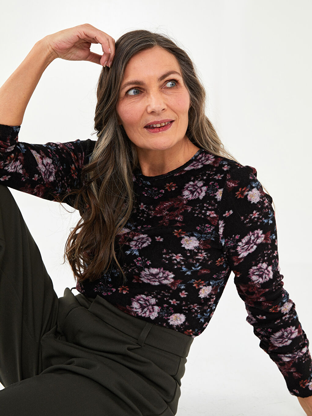 Siyah Bisiklet Yaka Çiçekli Uzun Kollu Kadın Tişört