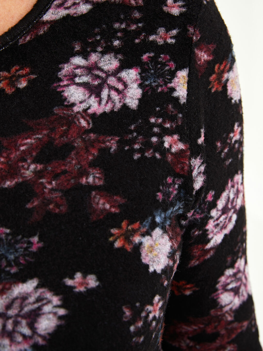 Siyah Bisiklet Yaka Çiçekli Uzun Kollu Kadın Tişört-2