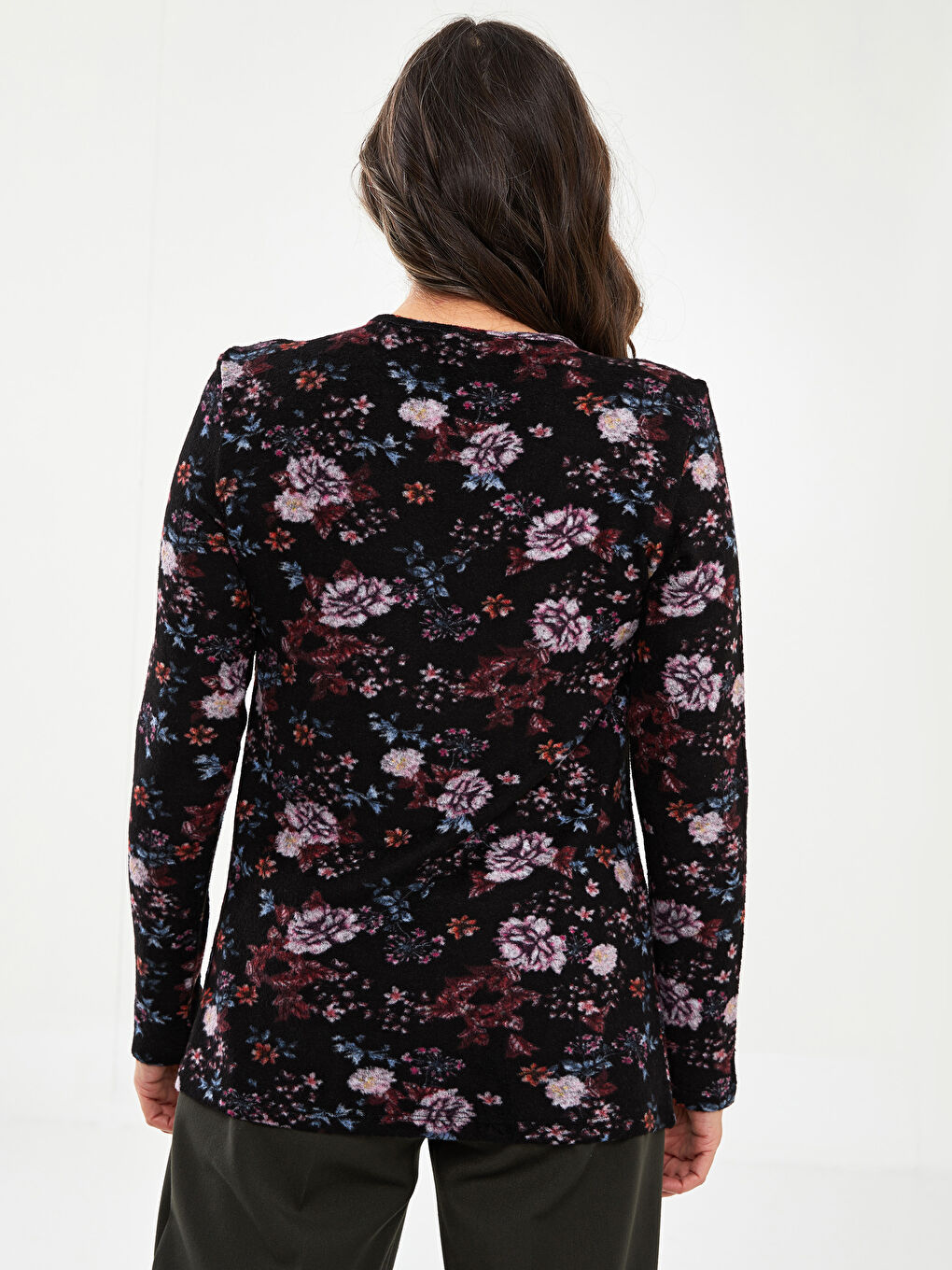 Siyah Bisiklet Yaka Çiçekli Uzun Kollu Kadın Tişört-4