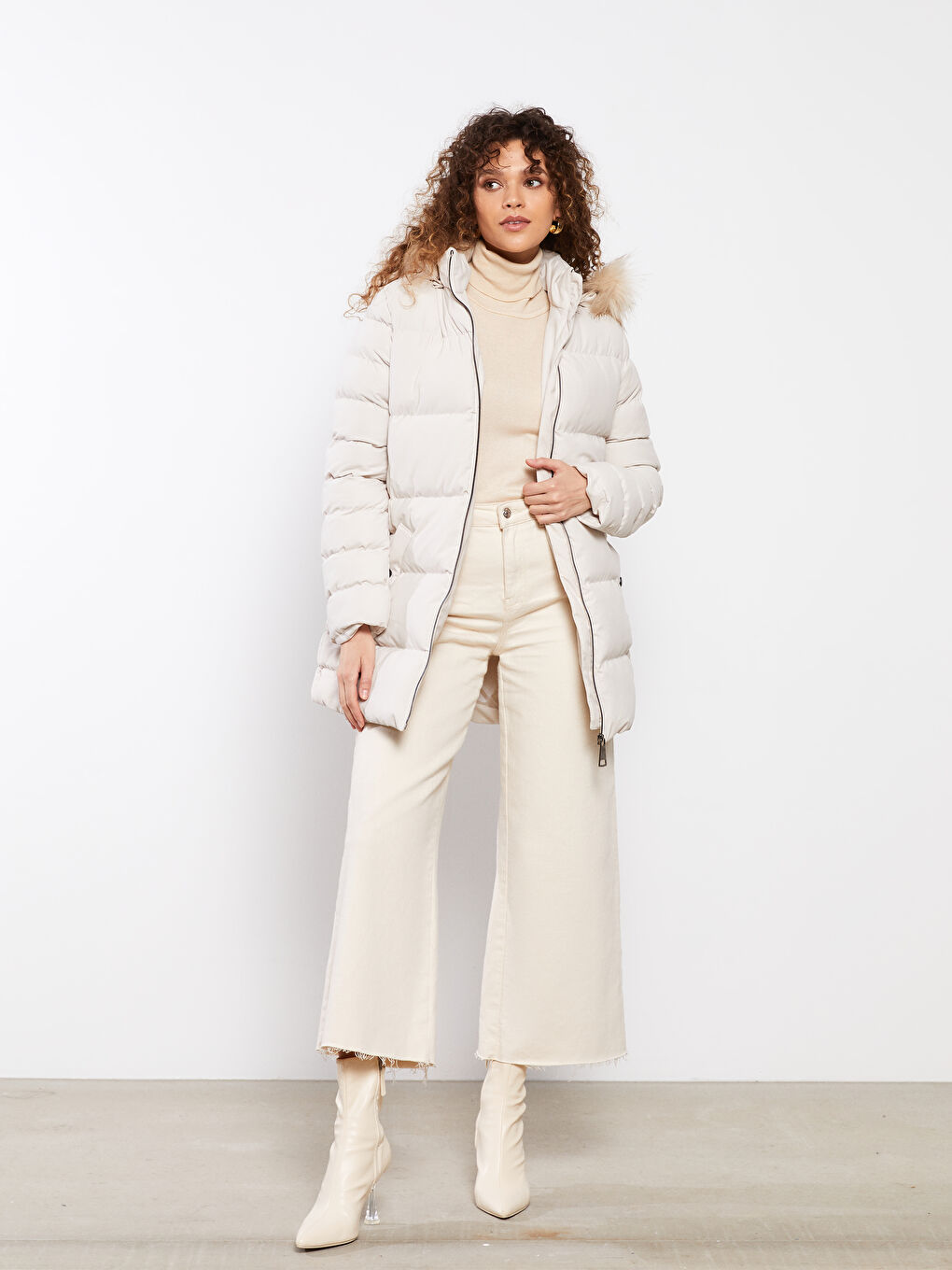 Beyaz Kadın Kapüşonlu Düz Şişme Mont