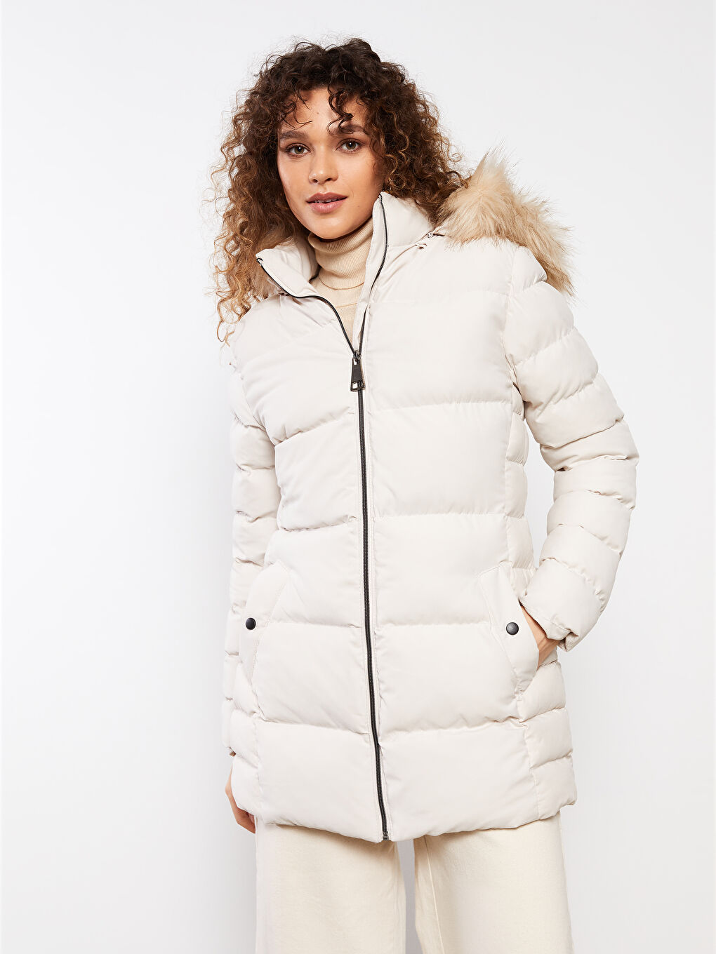 Beyaz Kadın Kapüşonlu Düz Şişme Mont-1