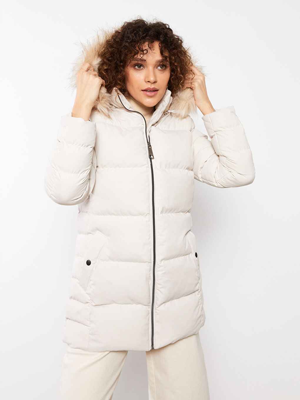 Beyaz Kadın Kapüşonlu Düz Şişme Mont-2