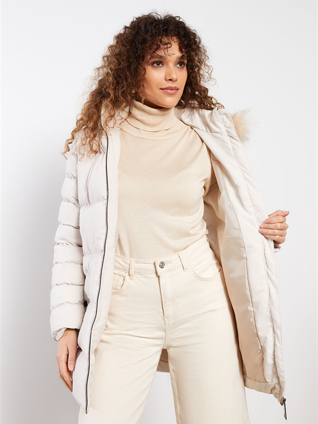 Beyaz Kadın Kapüşonlu Düz Şişme Mont-3