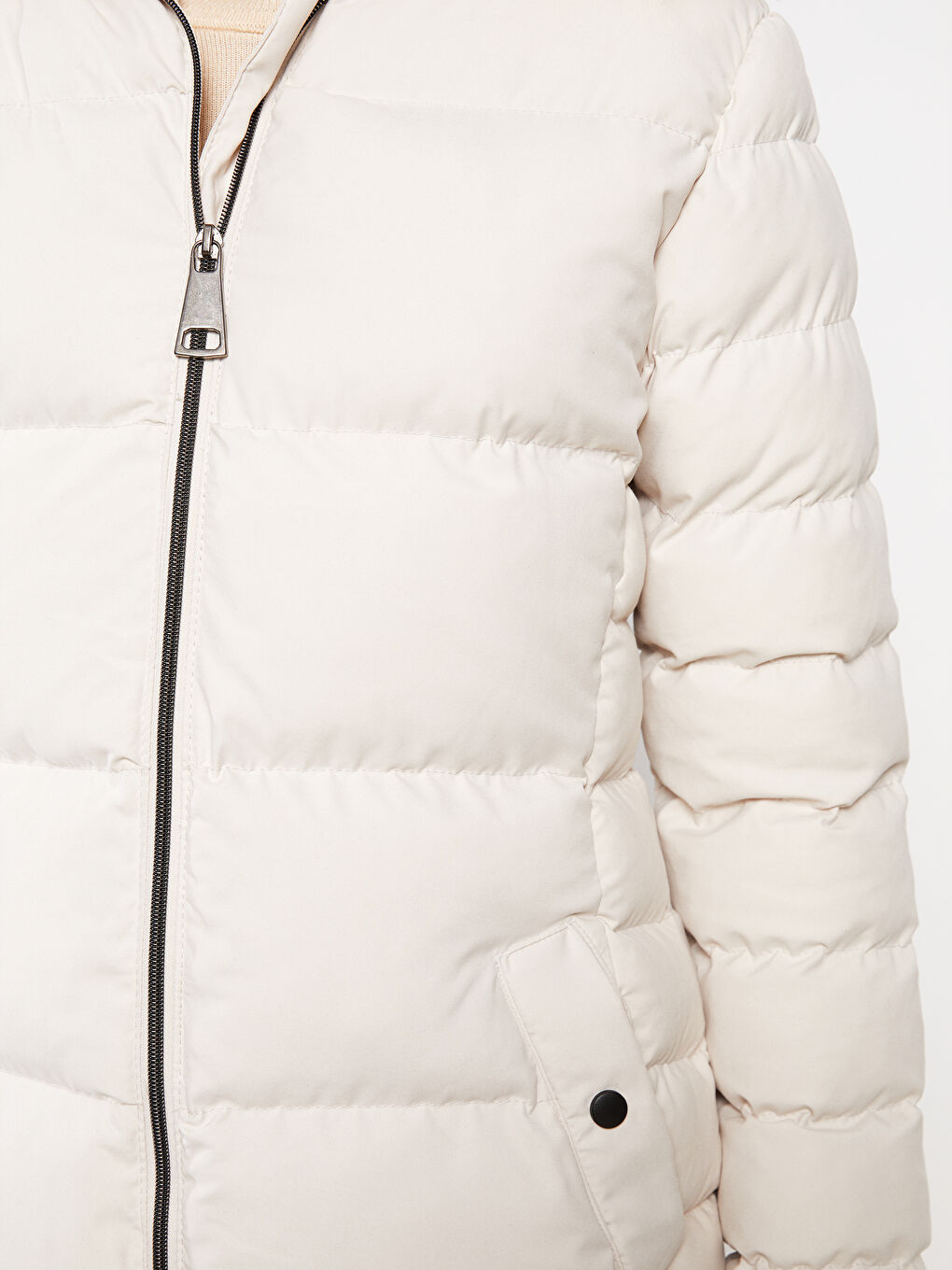 Beyaz Kadın Kapüşonlu Düz Şişme Mont-4