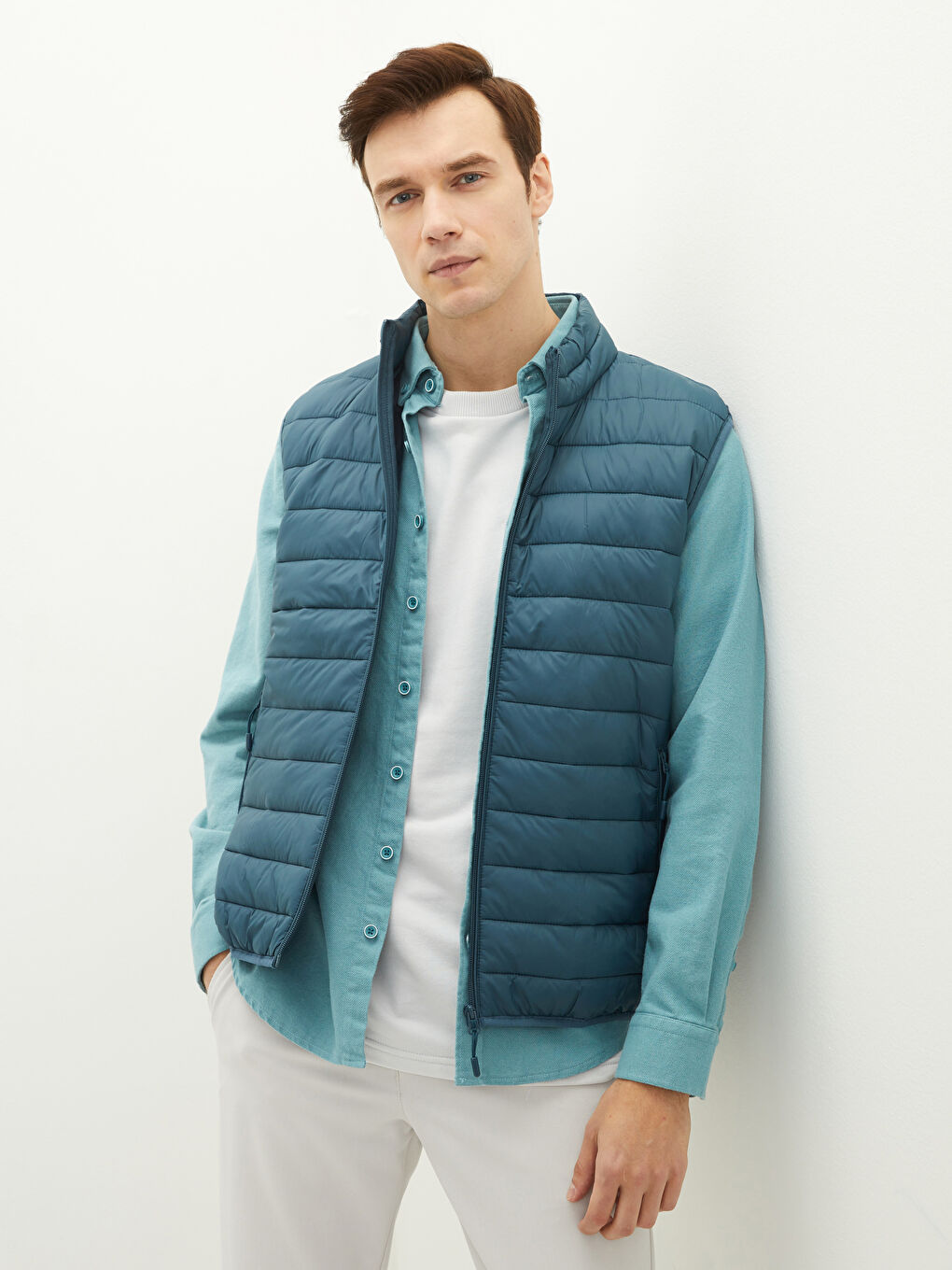 Жилет Мужской Приталенный Однотонный С Высоким Воротником