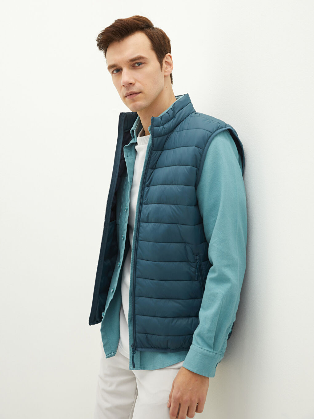 Жилет Мужской Приталенный Однотонный С Высоким Воротником-1