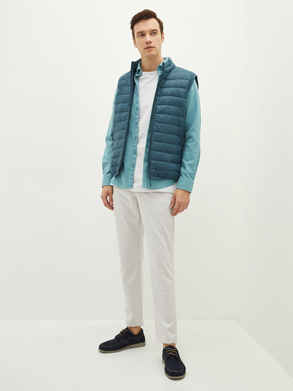 Жилет Мужской Приталенный Однотонный С Высоким Воротником-3