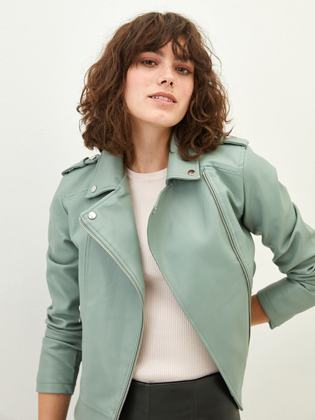 Geacă din piele ecologică subțire cu guler biker, mânecă lungă și fermoar pentru femei