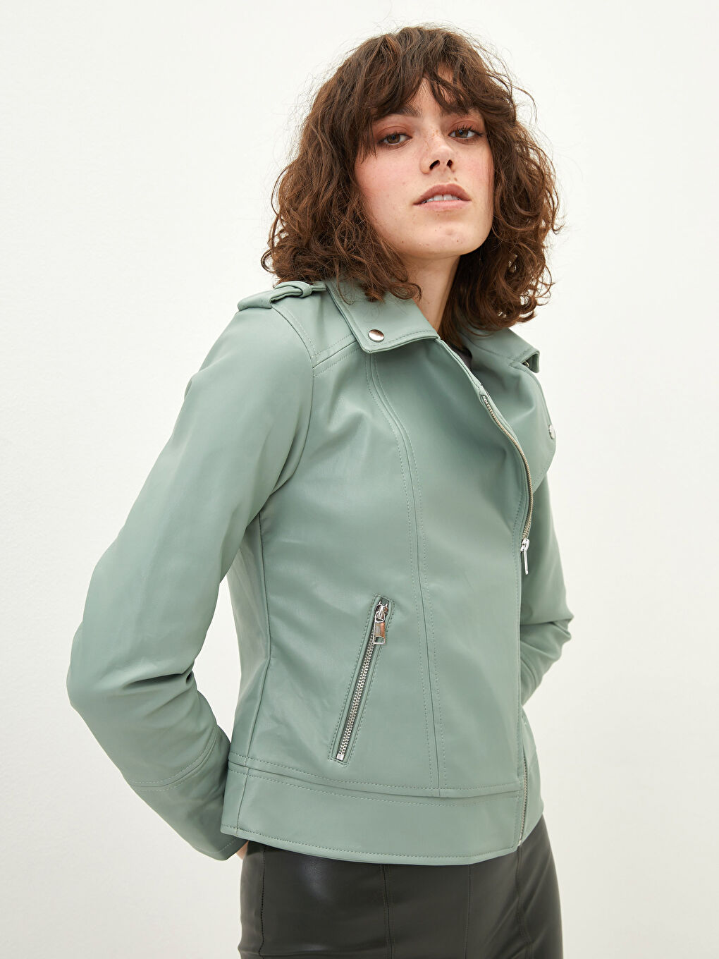 Geacă din piele ecologică subțire cu guler biker, mânecă lungă și fermoar pentru femei-1