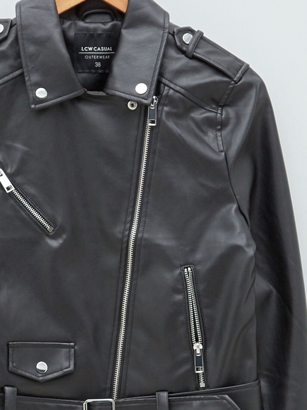 Пальто зі штучної шкіри з байкерським коміром, деталями кишень, довгими рукавами, слім для жінок-8