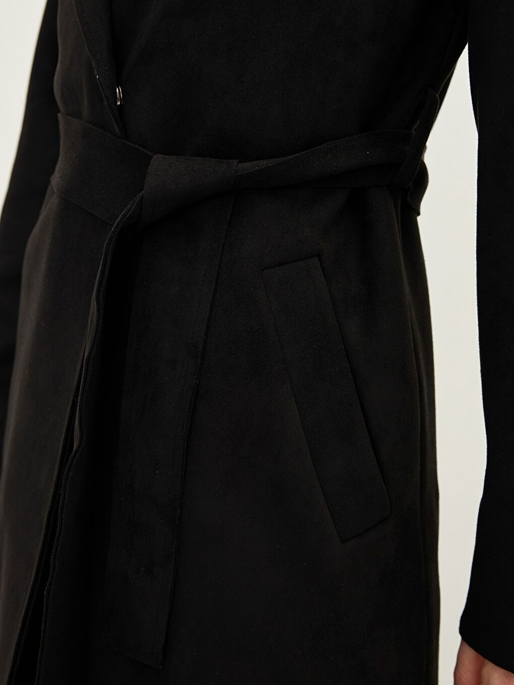 Siyah Ceket Yaka Beli Kemerli Cep Detaylı Uzun Kollu Kadın Trençkot-3