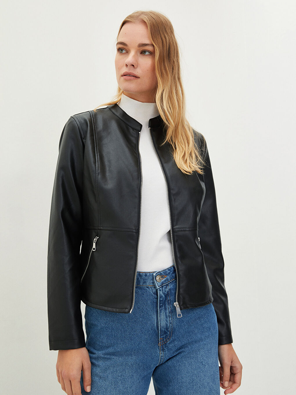 Siyah Dik Yaka Düz Uzun Kollu Cep Detaylı İnce Kadın Deri Görünümlü Mont-1