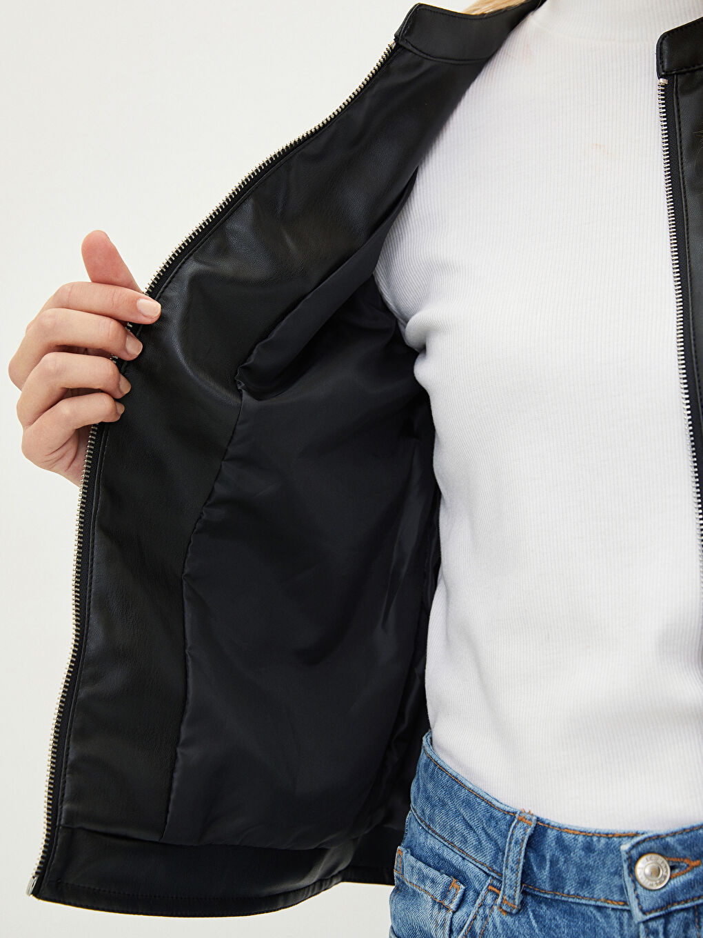 Siyah Dik Yaka Düz Uzun Kollu Cep Detaylı İnce Kadın Deri Görünümlü Mont-3