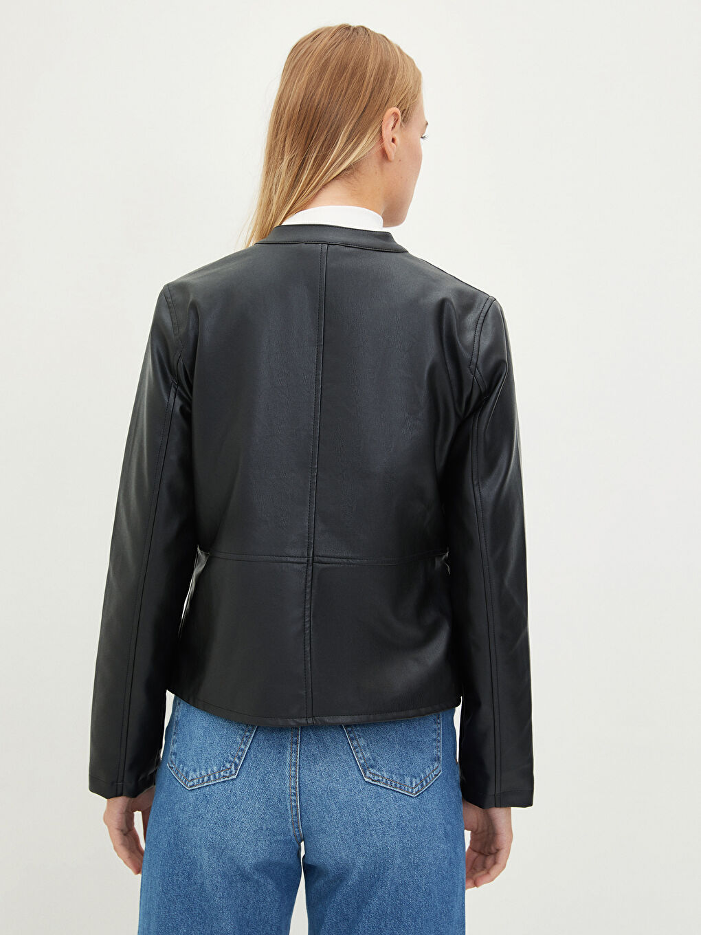 Siyah Dik Yaka Düz Uzun Kollu Cep Detaylı İnce Kadın Deri Görünümlü Mont-5