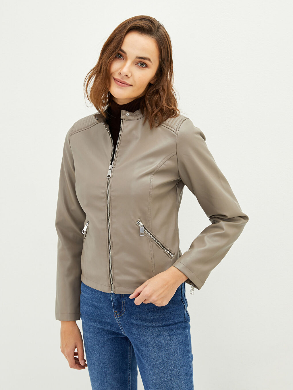 Kahverengi Dik Yaka Düz Uzun Kollu Cep Detaylı Kadın Deri Görünümlü Mont