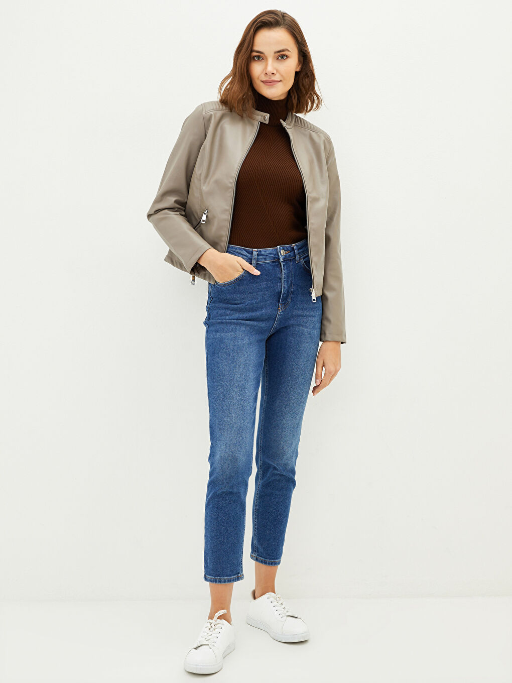 Kahverengi Dik Yaka Düz Uzun Kollu Cep Detaylı Kadın Deri Görünümlü Mont-1