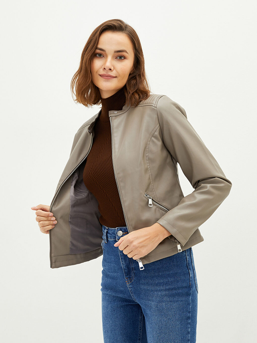 Kahverengi Dik Yaka Düz Uzun Kollu Cep Detaylı Kadın Deri Görünümlü Mont-2