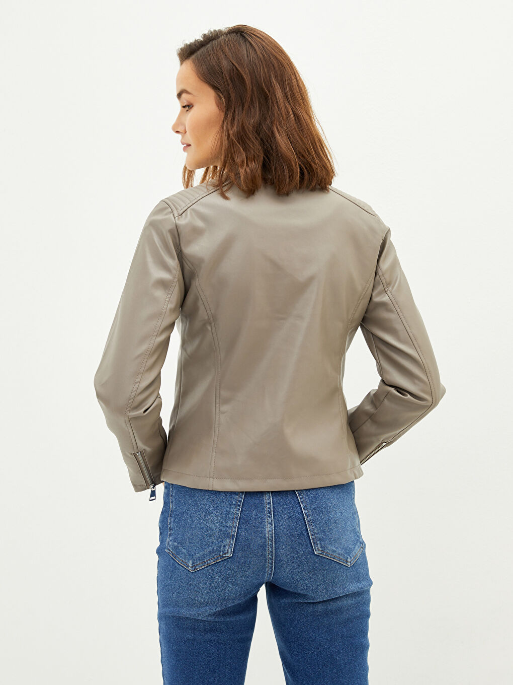 Kahverengi Dik Yaka Düz Uzun Kollu Cep Detaylı Kadın Deri Görünümlü Mont-4