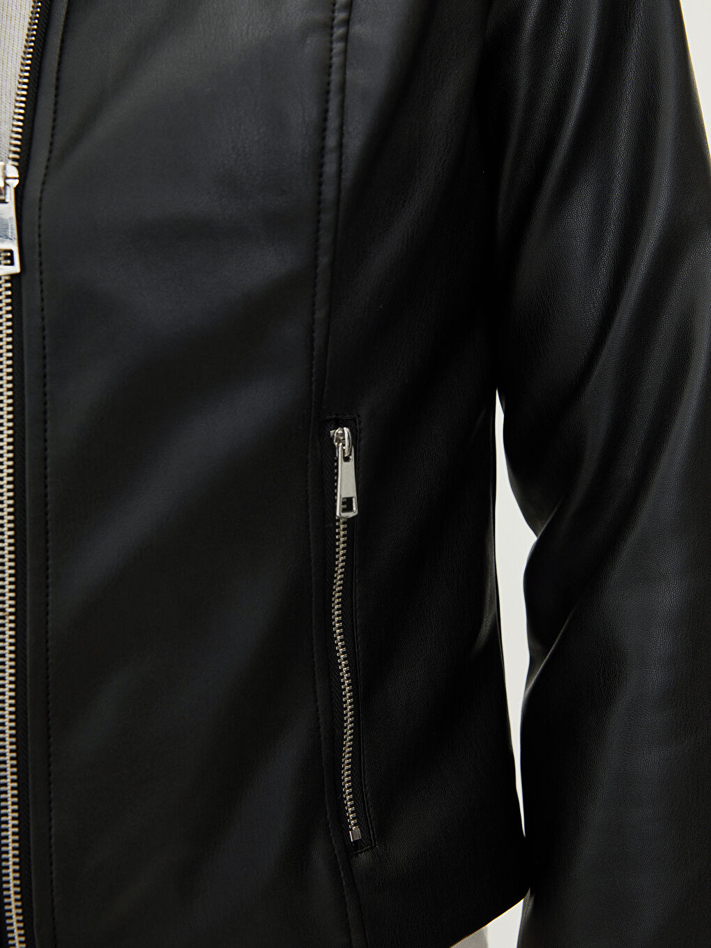 Siyah Bisiklet Yaka Cep Detaylı Uzun Kollu İnce Kadın Deri Görünümlü Mont-3