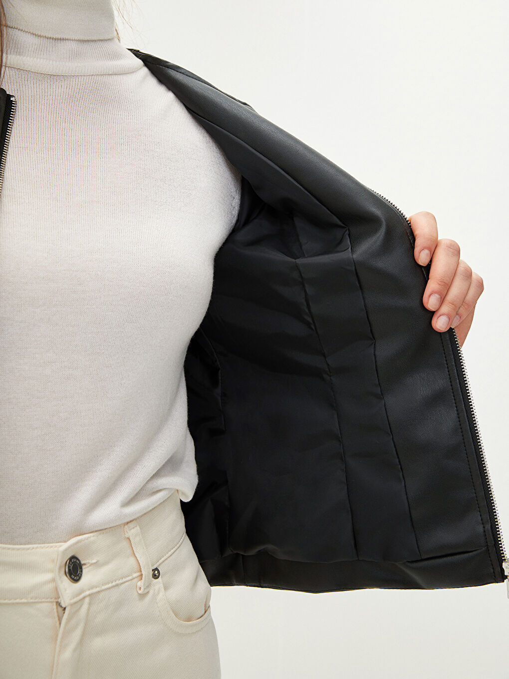 Siyah Bisiklet Yaka Cep Detaylı Uzun Kollu İnce Kadın Deri Görünümlü Mont-4