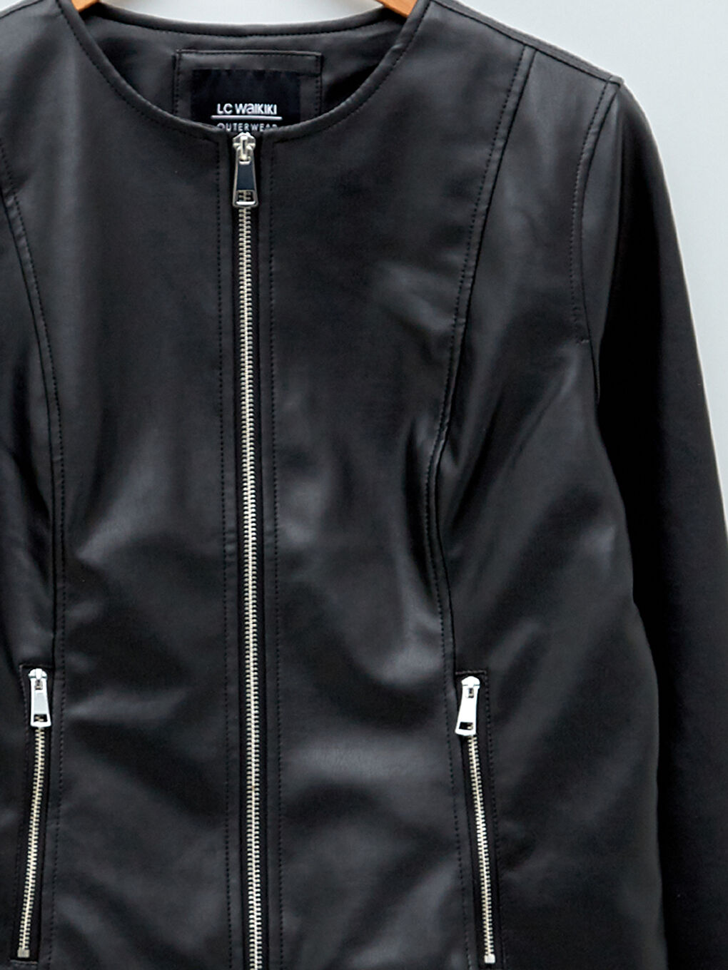 Siyah Bisiklet Yaka Cep Detaylı Uzun Kollu İnce Kadın Deri Görünümlü Mont-9