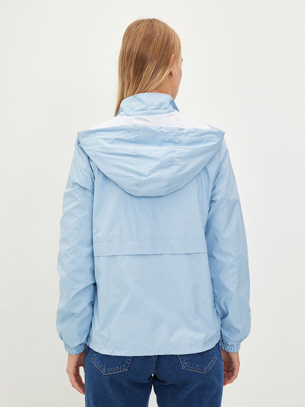 Mavi Kapüşonlu Düz Cep Detaylı Uzun Kollu Kadın Yağmurluk-5
