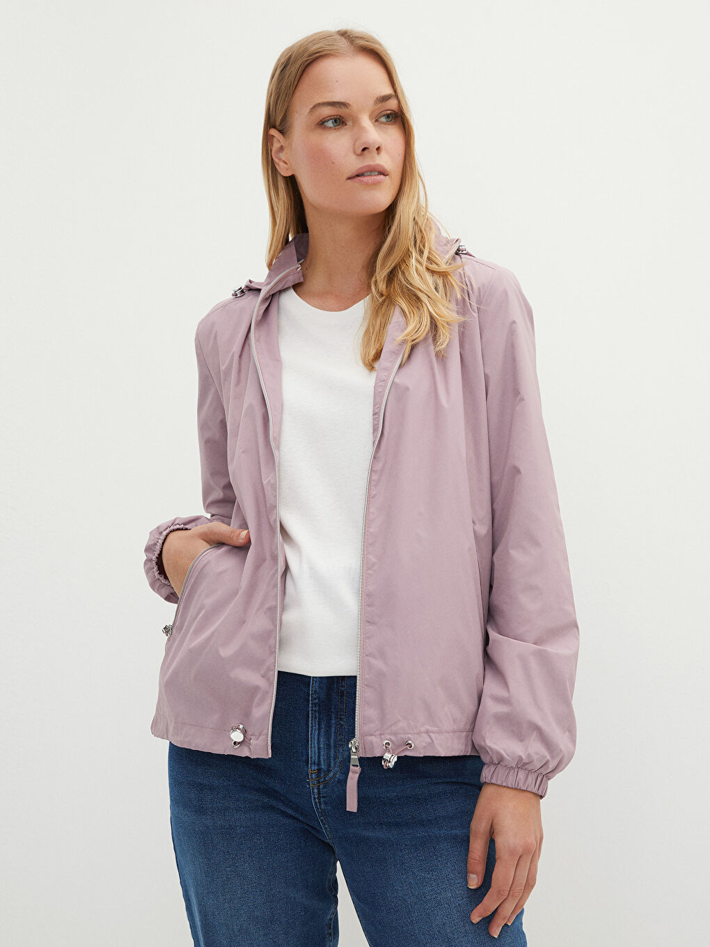 معطف مطر للسيدات بكابوش مستقيم بتفاصيل جيوب وكم طويل