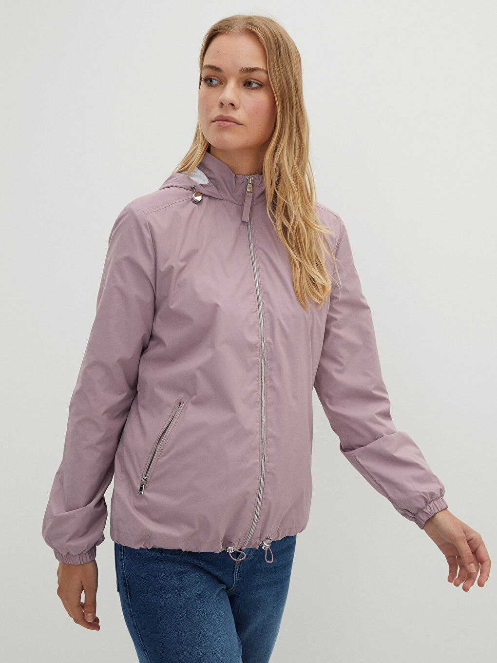 معطف مطر للسيدات بكابوش مستقيم بتفاصيل جيوب وكم طويل-1