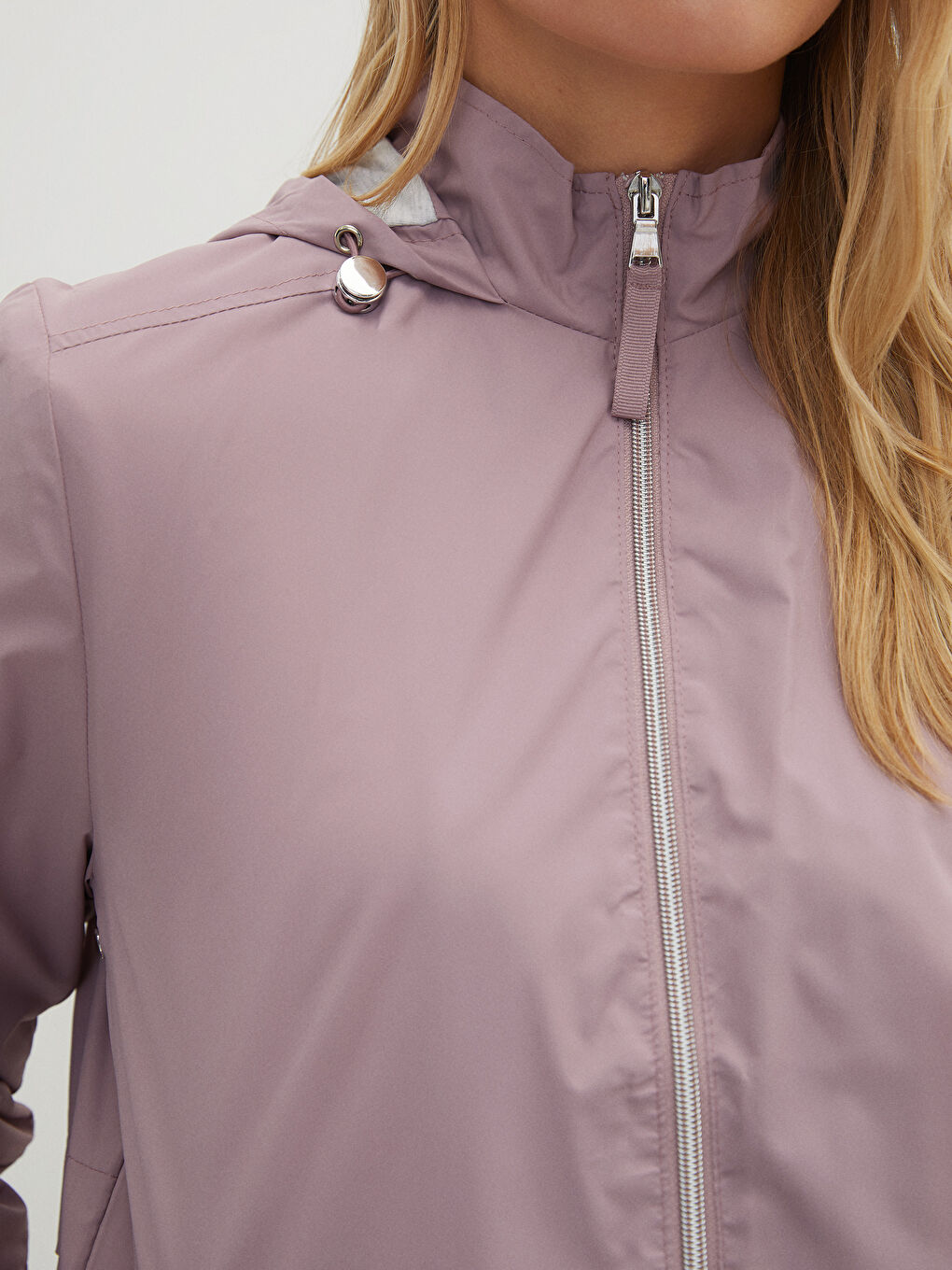 معطف مطر للسيدات بكابوش مستقيم بتفاصيل جيوب وكم طويل-2