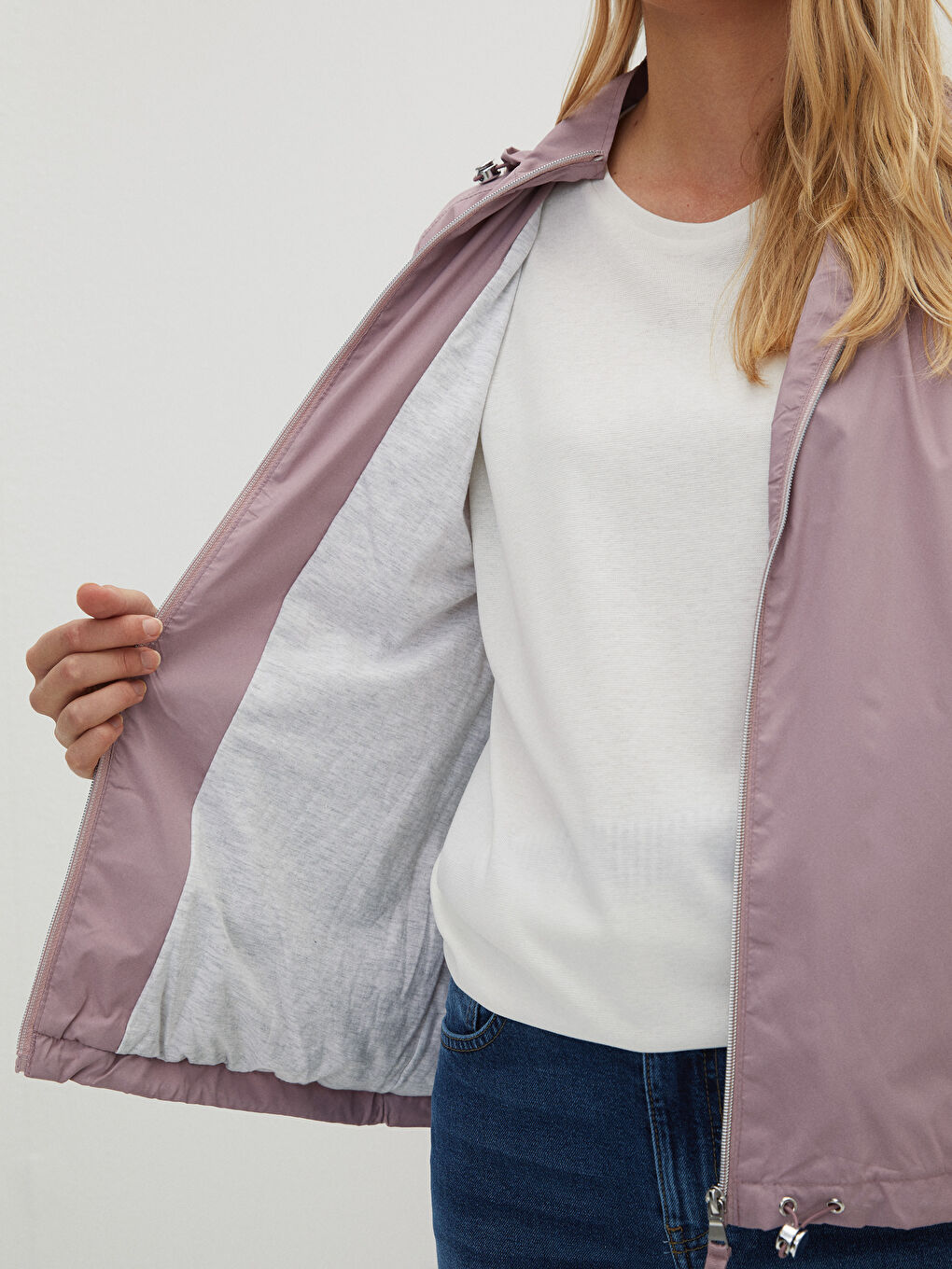 معطف مطر للسيدات بكابوش مستقيم بتفاصيل جيوب وكم طويل-3