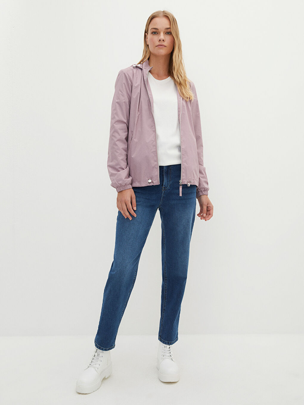 معطف مطر للسيدات بكابوش مستقيم بتفاصيل جيوب وكم طويل-4